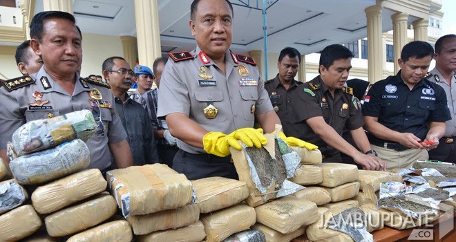 Kapolda Jambi Brigjen Pol Yazid Fanani saat pemusnahan ganja kering di Mapolda Jambi, siang tadi.