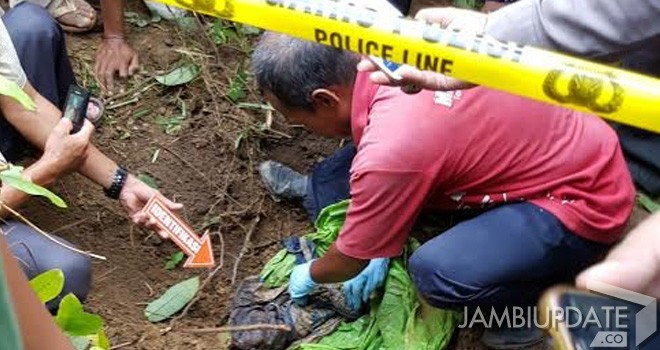 Korban BA yang tinggal tulang belulang saat dievakuasi petugas