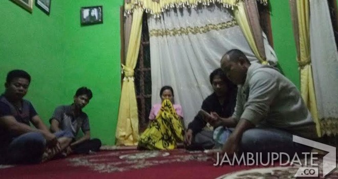 RS warga rantau puri yang tertunduk malu saat ditanyai ketua adat Desa Rantau Puri.