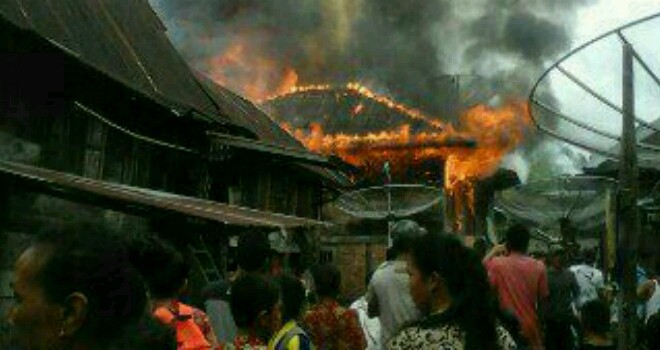 Terlihat api membakar rumah warga di Bungo.