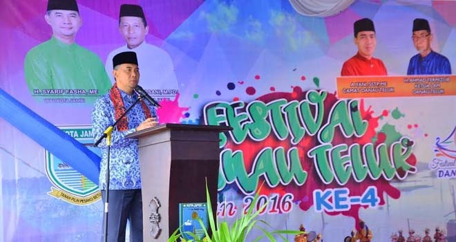 Walikota Jambi, SY Fasha saat membuka Festival Danau Teluk ke-IV, Kamis (17/11).