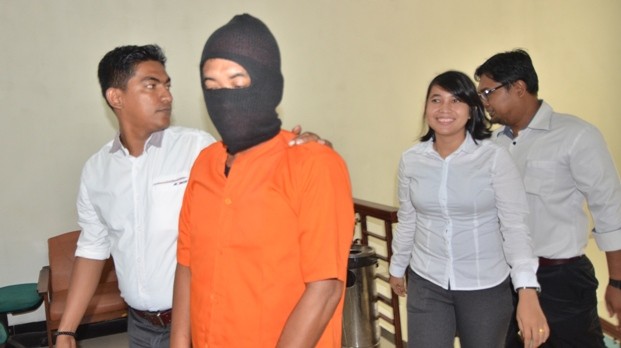 OK (37) pelaku pemerkosaan terhadap  seorang nenek-nenek berusia 67 tahun berinisial HY saat digiring petugas di Polda Jambi