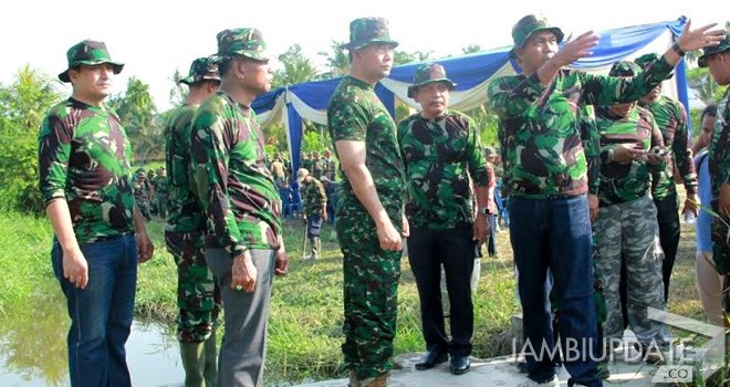 Kegiatan Karya Bakti TNI dan Pemerintah Kota Jambi.