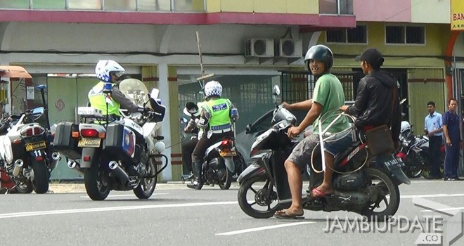 Pengendara yang mencoba untuk menerobos operasi zebra.