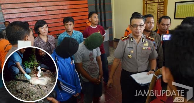 Aparat kepolisian saat menemukan janin berusia 5 bulan hasil hubungan gelap. Kedua tersangka menutup wajah saat diamankan di Mapolresta Jambi kemarin (18/11). Foto : M Ridwan / Jambi Ekspres