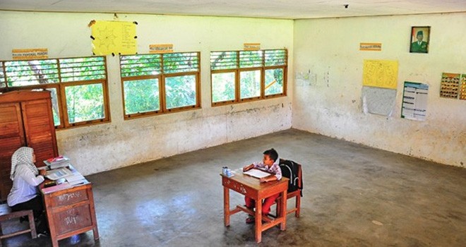 Guru mengajar di kelas yang siswanya hanya satu. Ilustrasi Foto: dok.JPNN.com