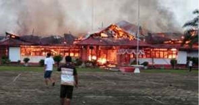 Ngeri! Api Lahap Kantor Bupati Sampai Habis, Ini Fotonya. Foto: Pontianak Post/JPNN