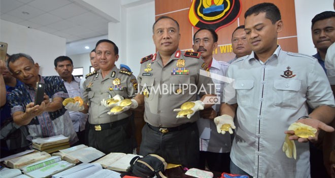 Kapolda Jambi, Brigjen Pol Yazid Fanani saat press release di Mapolda Jambi terkait penangkapan penampung dan penjual emas hasil Peti di Merangin. Foto : M.Ridwan/JE 