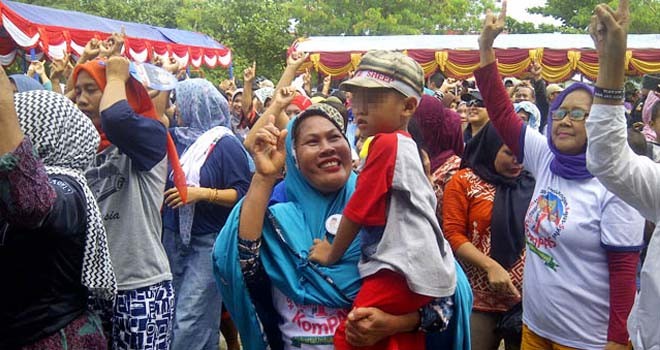 Kampanye Agus-Sylvi banyak libatkan anak-anak. Foto : Gunawan Wibisono/JawaPos.com