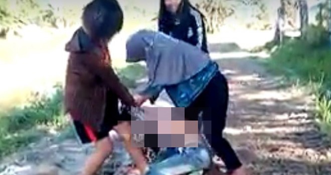 Video guru aniaya murid hingga nyaris telanjang.