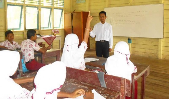 Hanafi, guru honorer yang mengajar di Desa Lumahan, Kecamatan Senyerang, Tanjab Barat