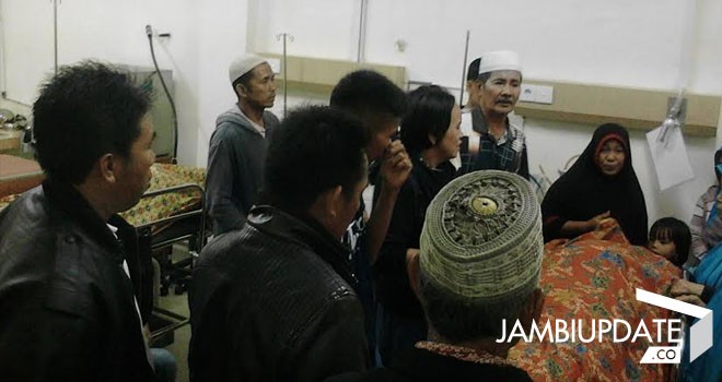 Korban tewas ditutupi dengan kain akibat kecelakaan yang terjadi di Bungo Dani, Kabupaten Muara Bungo.