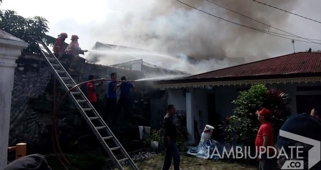Kebakaran Hebat di Simpang III Sipin.