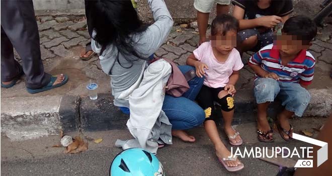 Prima (34), memakai jaket abu-abu yang menjadi korban jambret.