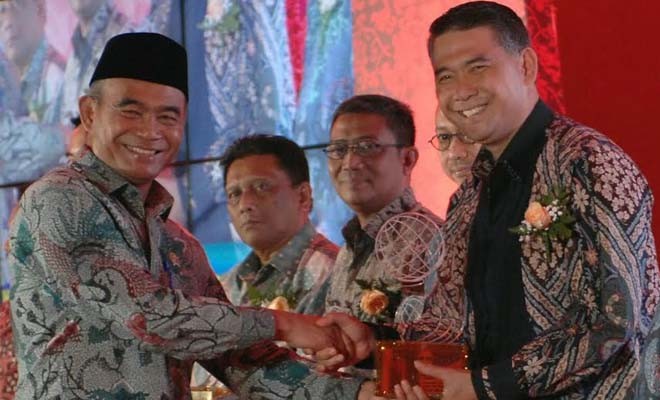 Mendikbud Muhadjir Effendi menyerahkan Anugerah Kihajar Award kepada Walikota Jambi, SY Fasha.