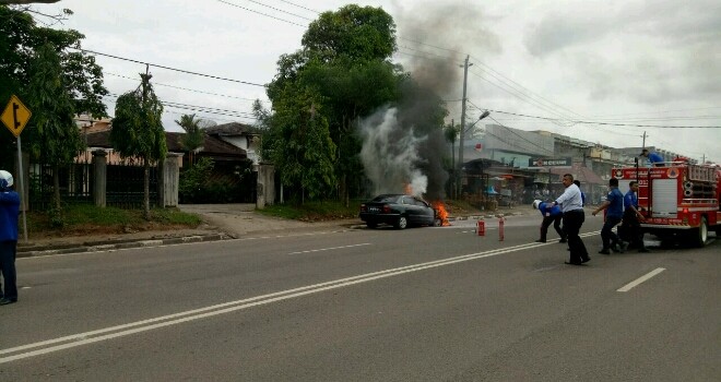 Mobil sedan yang terbakar di paal V siang ini. 