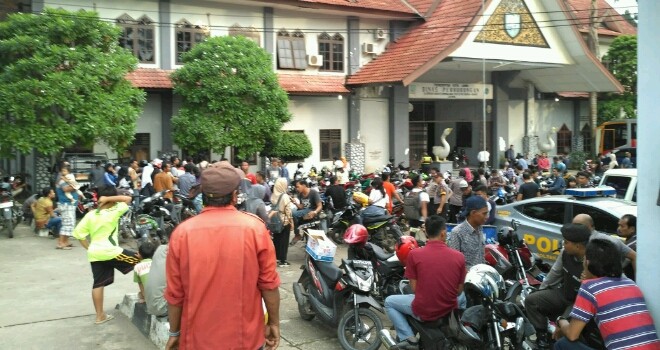 Terlihat puluhan motor diamankan saat razia zebra didepan terminal alam barajo