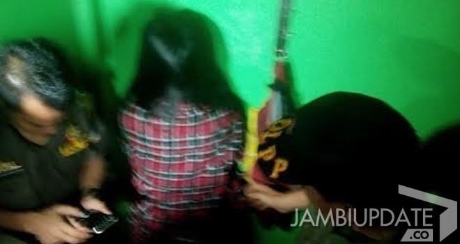 Pasangan pelajar yang terjaring razia oleh Tim gabungan Satpol PP, Dinas Sosial, BPMPPT Kota Jambi.