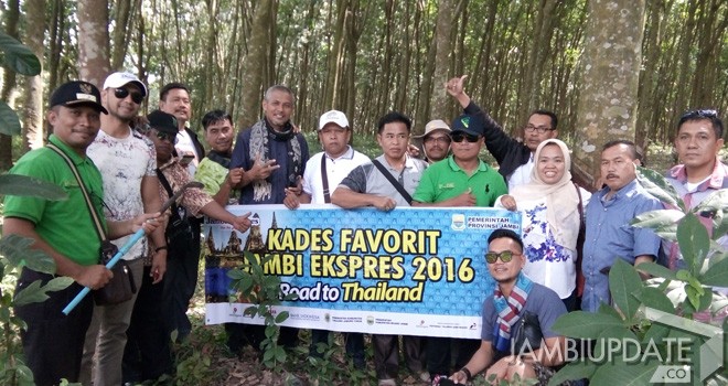 Rombongan Kades Favorit Jambi Ekspres saat berada di perkebunan karet di lokasi agrowisata  Suphattra Land di THailand.