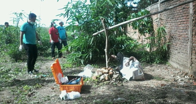 Penemuan mayat pria yang sudah membusuk.