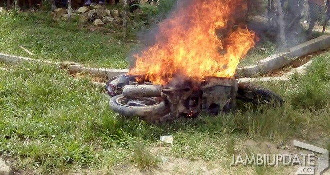 Motor tersangka pencuri sapi yang dibakar warga.