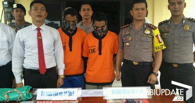 Dua pria yang diamankan polisi saat memperlihat barang bukti di Polres Tebo.