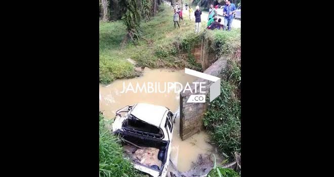Terlihat mobil nyemplung ke Sungai di jalan Ness.