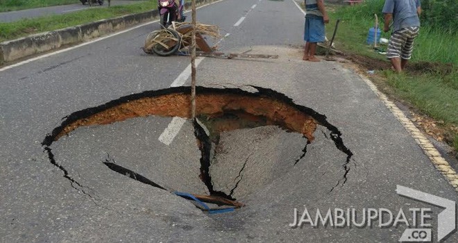 Jalan Purwadi, RT 17, Kelurahan Kenali Besar, Kecamatan Alam Barajo yang ambruk.