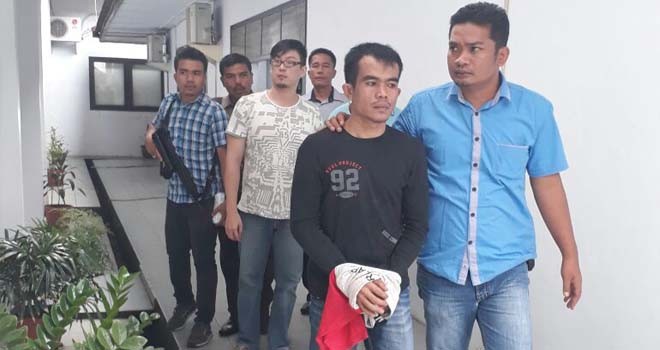 Pelaku kasus 9 Kg emas hasil Penambangan Emas ilegal dikawal anggota polisi saat ke JPU Kejaksaan Tinggi Jambi, Selasa (6/12). 
