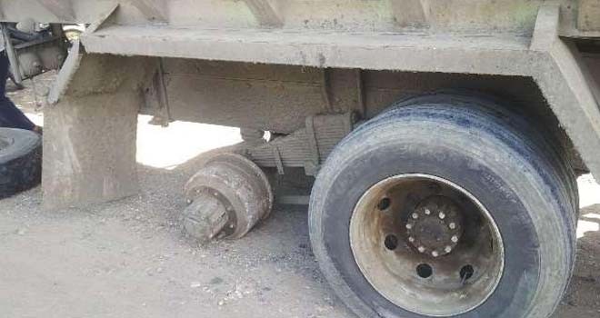 Terlihat ban mobil dump truck lepas.