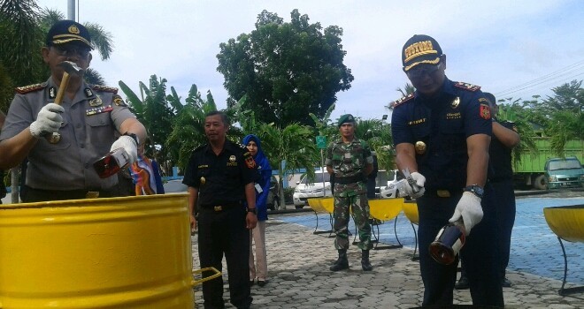 Jutaan Batang Rokok dan Ribuan Botol Miras yang Dimusnahkan Bea Cukai Jambi.