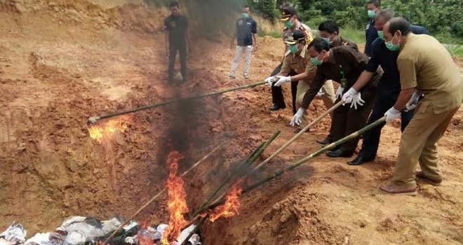 Pemusnahan baju ilegal asal luar negeri yang dipimpin lansung oleh Kapolres Muaro Jambi.