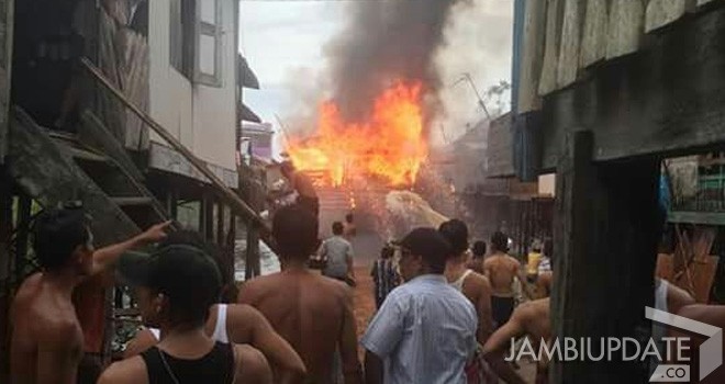 Api tengah melalap rumah milik Rijal di Pulau Pandan, Jumat (9/12) sore. 
