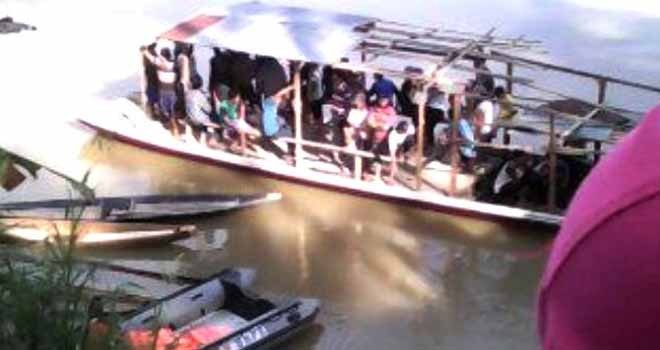 Terlihat warga berkumpul untuk melakukan pencarian korban yang diduga diterkam buaya.