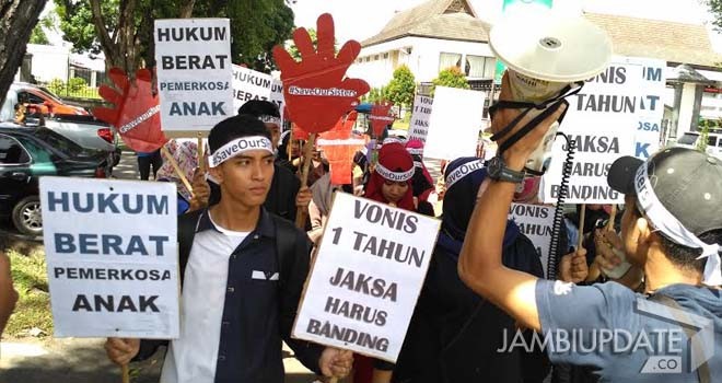 Aksi demo didepan Kejaksaan Negeri Jambi.