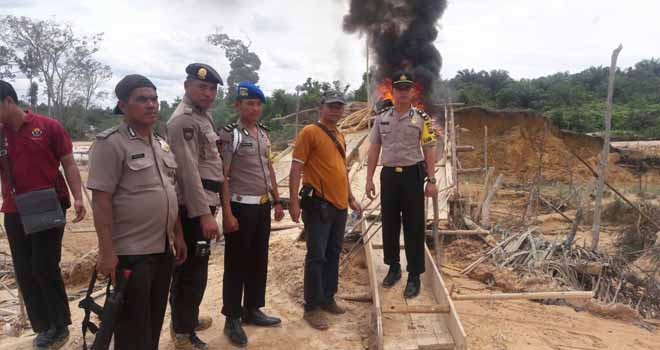 Kapolres Tebo bersama jajaran saat mengamankan tersangka dan membakar 13 unit mesin dompeng.