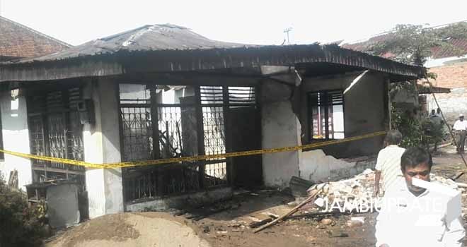 Terlihat satu rumah warga yang terbakar di Telanipura.