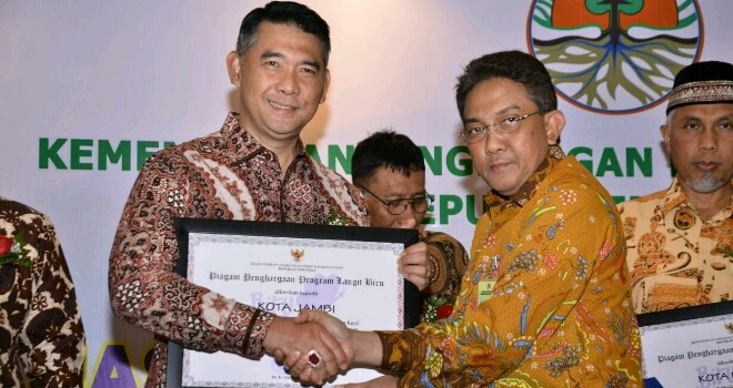 Direktur Jenderal PPKL Kementerian Lingkungan Hidup dan Kehutanan M.R.  Karliansyah menyerahkan penghargaan kepada Walikota Sy. Fasha.