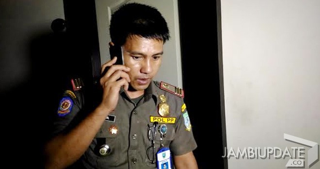 Petugas satpol pp saaat menjawab telfon dari seseorang yang disebutkan sebagai Sekda Kota Jambi.