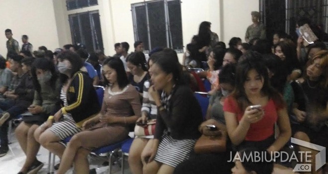 Puluhan pasangan terjaring razia gabungan Satuan Polisi Pamong Praja Kota Jambi, TNI/Polri, BNNK Jambi, Sosnaker, Perizinan Kota Jambi.