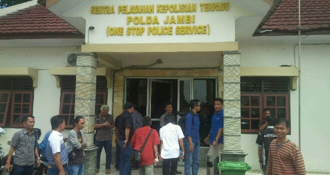 Sejumlah wartawan saat melaporkan Pegawai BPN Kota Jambi ke Polda Jambi.
