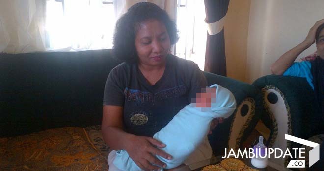 Bayi yang ditemukan warga diteras rumah.