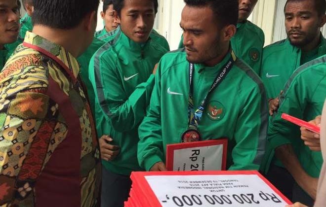 Para pemain Timnas Indonesia menerima bonus secara simbolis dari Presiden Joko Widodo di Istana Negara, Senin (19/12). Foto: Kemenpora for JPNN