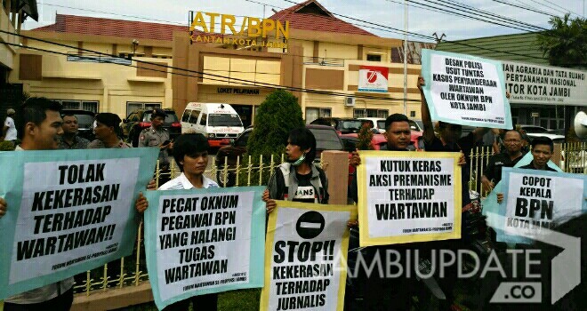Puluhan insan pers demo di depan kantor BPN kota jambi.