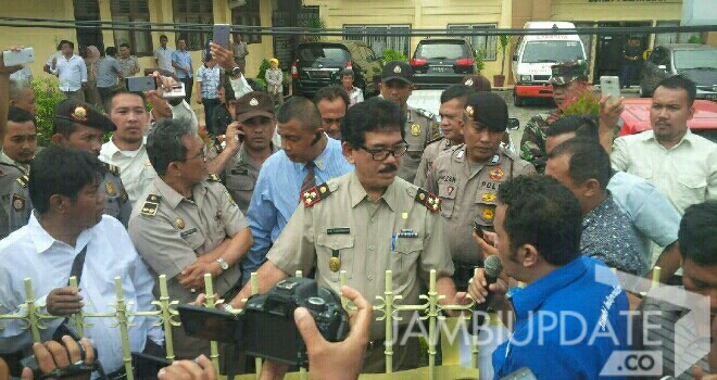 Kepala BPN Kota Jambi, Dolly Manahan Pangabean menemui wartawan yang berorasi dan meminta maaf di hadapan wartawan.