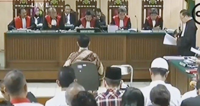 Ahok menjalani sidang di pengadilan.