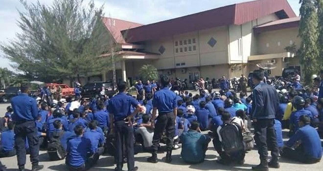 Ratusan honorer Damkar Kabupaten Bungo mendatangi kantor DPRD Bungo.