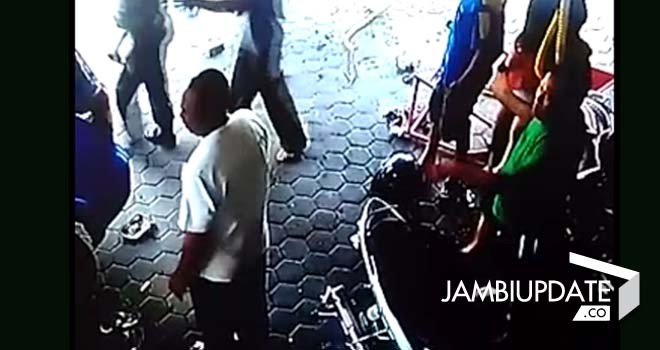 Tabrakan maut yang terekam CCTV bengkel.