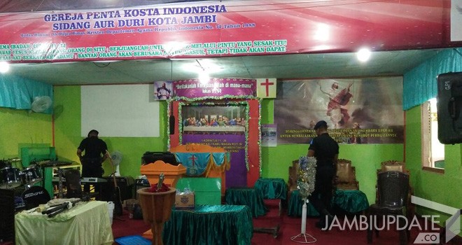 Gegana Brimobda Jambi saat menyisir tempat-tempat ibadah.