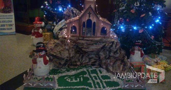 Pohon Natal yang bertuliskan Lafaz Allah di Novita Hotel Jambi.